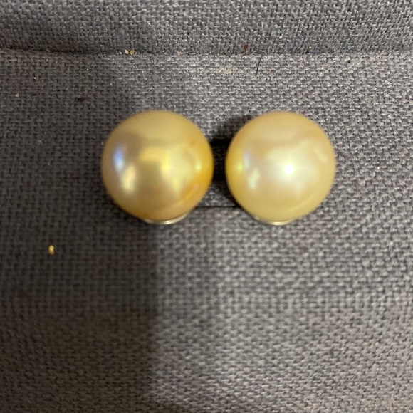 Vintage clip on pearl earrings - Picture 3 of 7